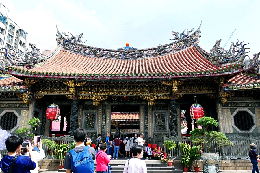 台湾・龍山寺は恋愛成就で有名！参拝方法やおみくじの引き方も紹介