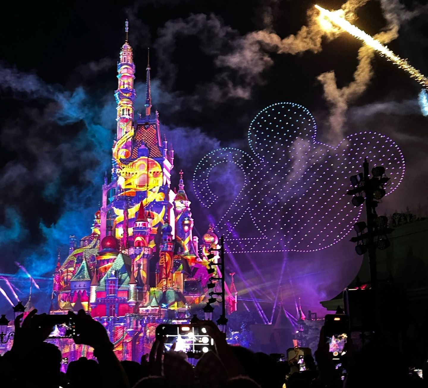 香港ディズニーのお城を徹底解説！モチーフ・13人のプリンセス・ショーまで