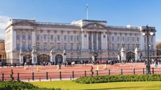 バッキンガム宮殿を徹底解説｜チケット・入場料・衛兵交代まで紹介