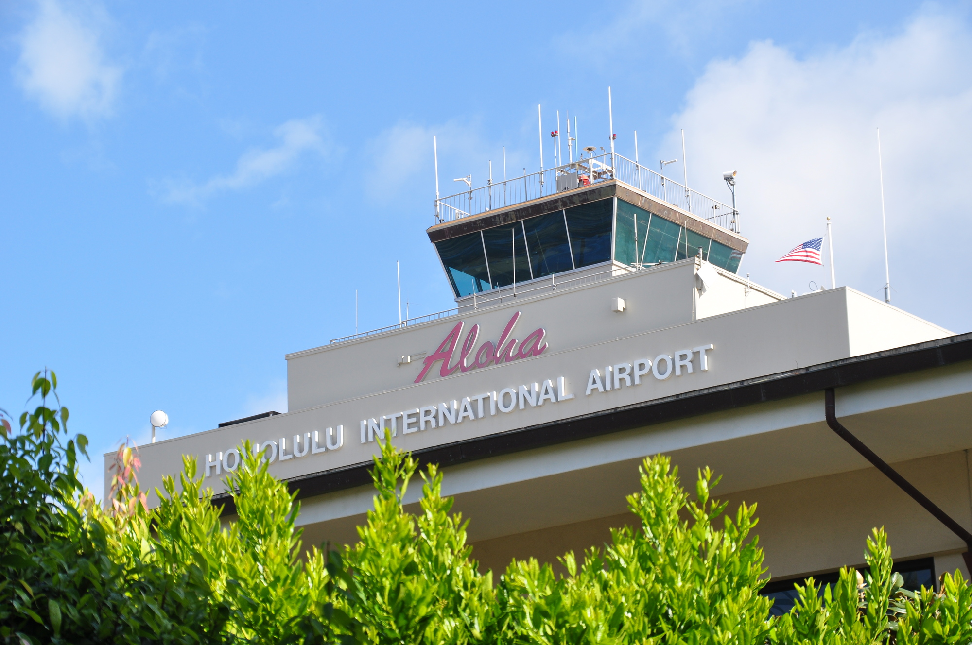 【2025】ホノルル空港からワイキキまでのアクセスを徹底解説！タクシーやシャトルバスでの時間や料金も紹介