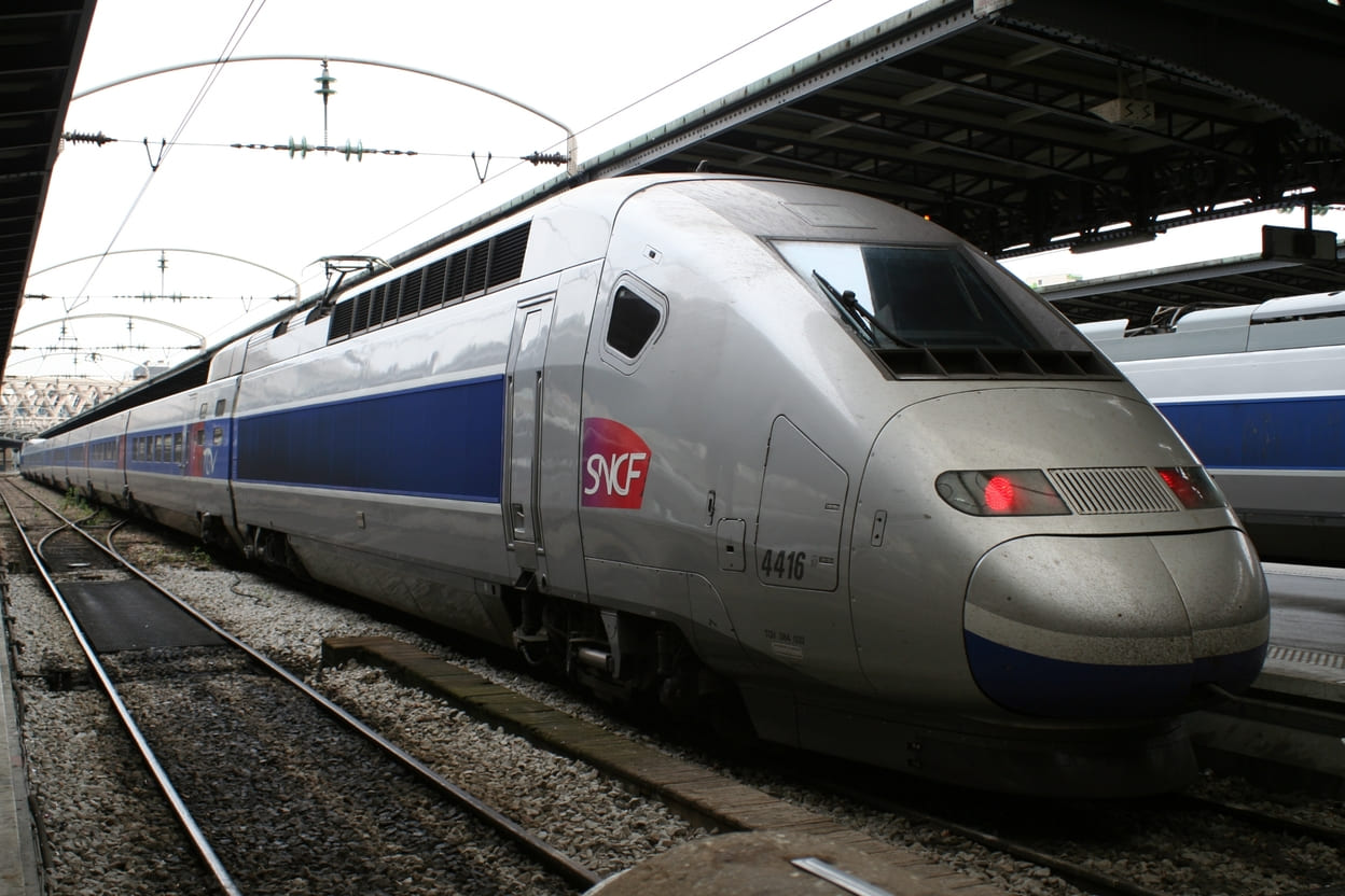 【2025】フランスの鉄道TGVを徹底解説！乗り方やチケット購入方法も紹介