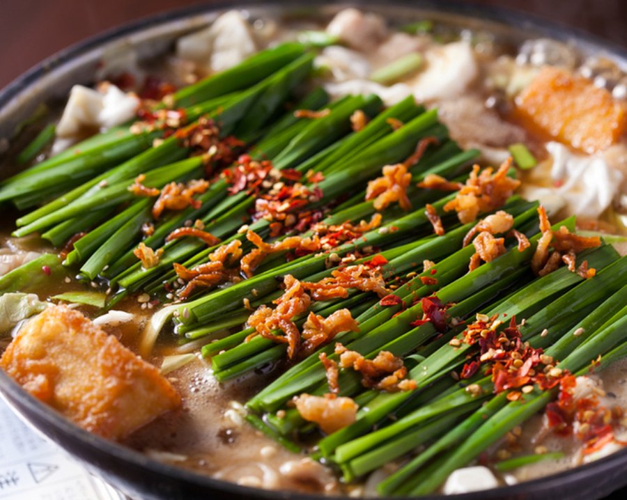 신선한 부추와 고추가 듬뿍 올라간 먹음직스러운 후쿠오카식 모츠나베