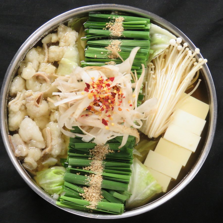 신선한 소곱창과 부추가 정갈하게 담긴 후쿠오카 전통 모츠나베의 모습