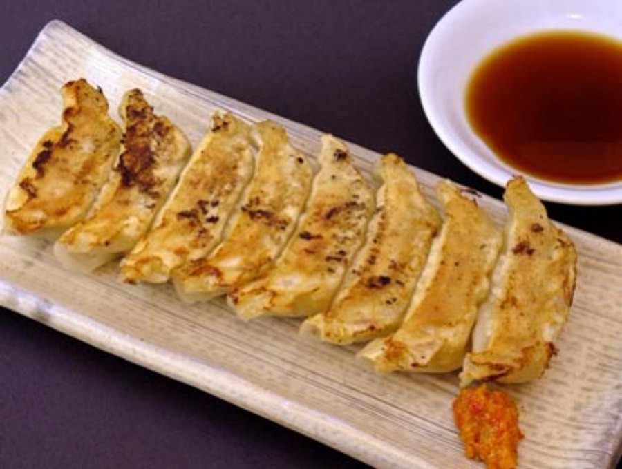 노릇한 빛깔로 바삭하게 구워진 여덟 조각의 일본식 군만두 요리