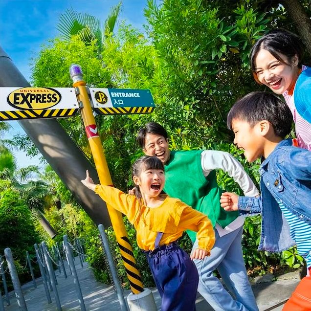 ครอบครัวกำลังเข้า Universal Express Entrance ที่ Universal Studios Japan โดยใช้ USJ Express Pass เพื่อเข้าคิวพิเศษและลดเวลารอเครื่องเล่นยอดนิยม