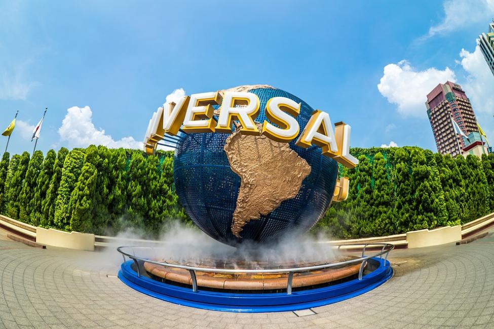ลูกโลก Universal Studios Japan ด้านหน้าทางเข้าสวนสนุกโอซาก้า 2026 จุดแลนด์มาร์กยอดนิยมสำหรับนักท่องเที่ยวที่มาใช้ Studio Pass และ Express Pass
