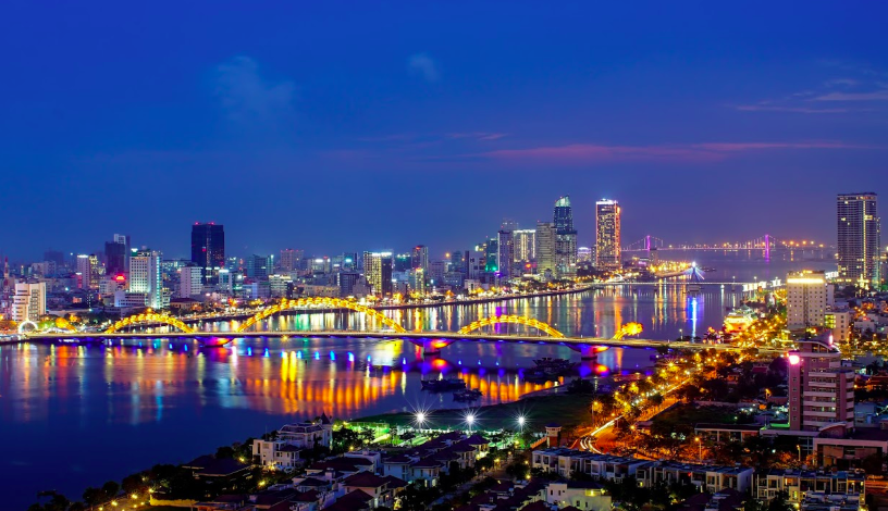 越南峴港龍橋，橫跨韓江的標誌性建築，其獨特的龍形設計極具氣勢。
