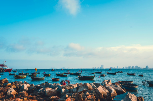 越南峴港美溪沙灘，以其細白沙灘與清澈海水聞名，是享受日光浴及水上活動的理想地點。