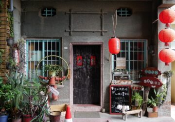 走進淡水重建街，穿梭古色古香的街巷，探索淡水第一街的歷史故事