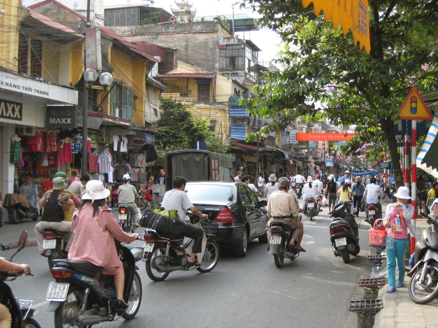 越南河內的老城區（Old Quarter），由三十六條歷史悠久的古街組成，充滿傳統商業氣息。