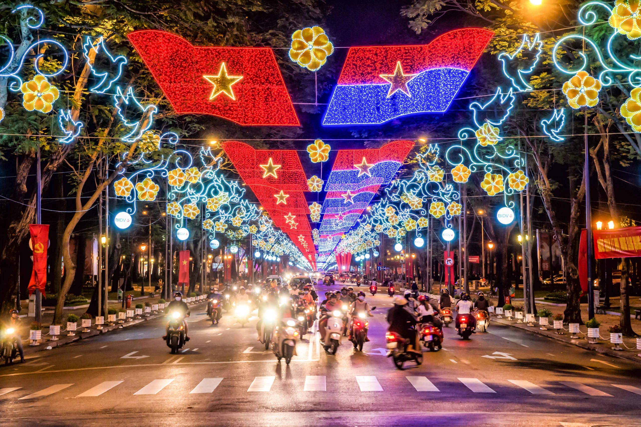 越南胡志明市的繁華街景，現代摩天大樓與熱鬧的商業區交織，是越南最具經濟活力的都市之一。