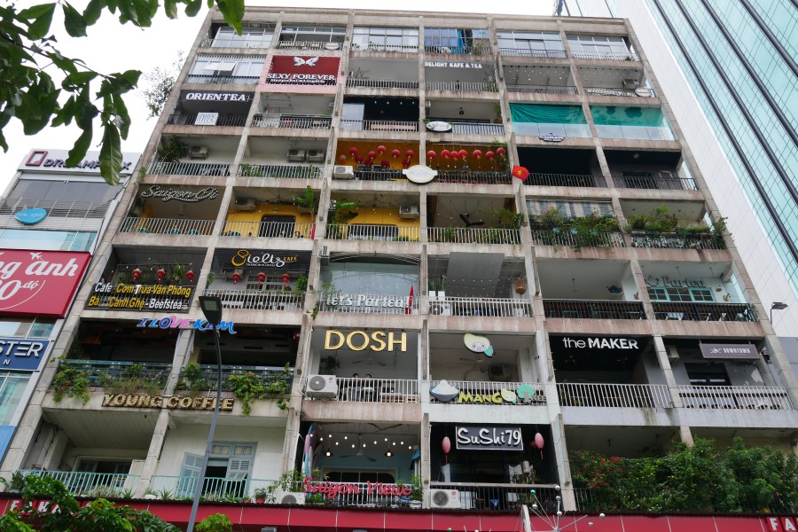 越南胡志明市的咖啡公寓，由舊公寓活化而成，樓內開設了多家特色咖啡店、文創商店及服飾店，是年輕人聚集的熱門地點。