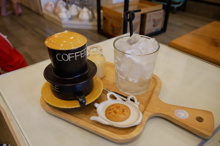 一杯越南冰鎮煉奶咖啡（Ca Phe Sua Da），以濃縮咖啡與甜煉乳調製，口感清涼且濃郁香醇，是越南夏季的熱門消暑飲品。