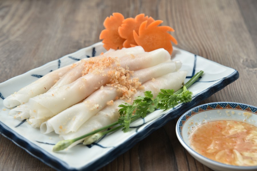 越南會安特色美食白玫瑰，外形酷似白色玫瑰花瓣的米紙蒸餃，內餡多為蝦肉或豬肉。