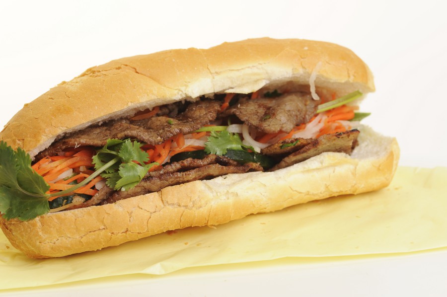 傳統的越南法包（Banh Mi）內餡豐富多樣，通常包括各式火腿、香腸、醃製蘿蔔絲及新鮮香菜，麵包外酥內軟，風味十足。