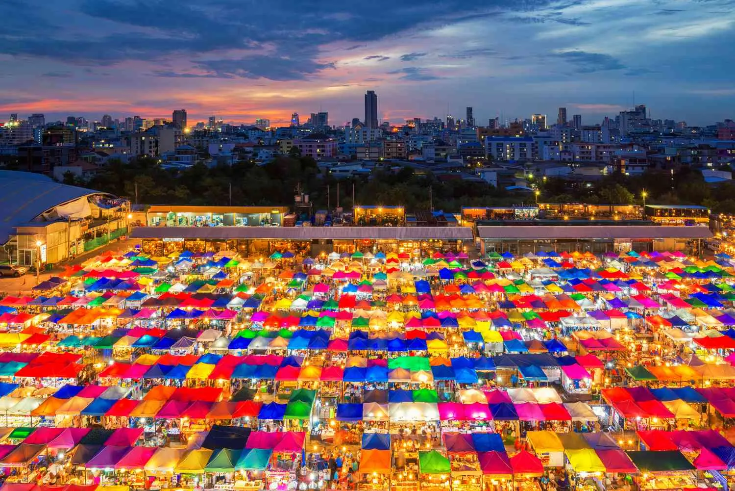 【泰國】曼谷夜市攻略｜香港人必逛10大精選！Jodd Fairs、火車夜市、河濱夜市：美食、購物、表演全指南