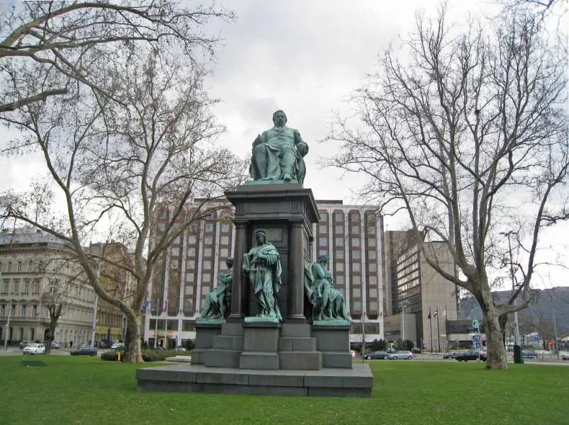 【2025布達佩斯自由行】一篇搞定！布達佩斯景點美食、交通、必買伴手禮全攻略