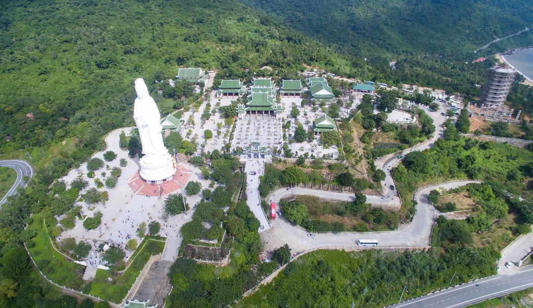 越南峴港山茶半島靈應寺，矗立著當地地標性的巨型白色觀音像，俯瞰整個峴港海岸線，景觀莊嚴而壯麗。