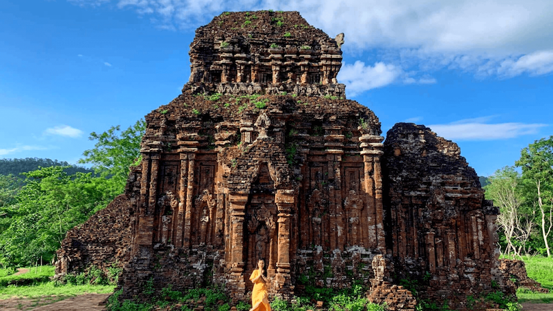 越南美山聖地是古代占婆王國的宗教遺址，擁有眾多充滿印度教風格的紅磚塔群建築，已被列為世界文化遺產。
