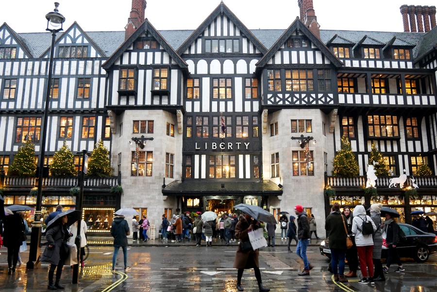 【英國】倫敦蘇活區(SOHO)逛街攻略：交通方式及周邊景點、倫敦必去百年利柏提百貨(Liberty)，快來個性小店尋覓寶藏吧！